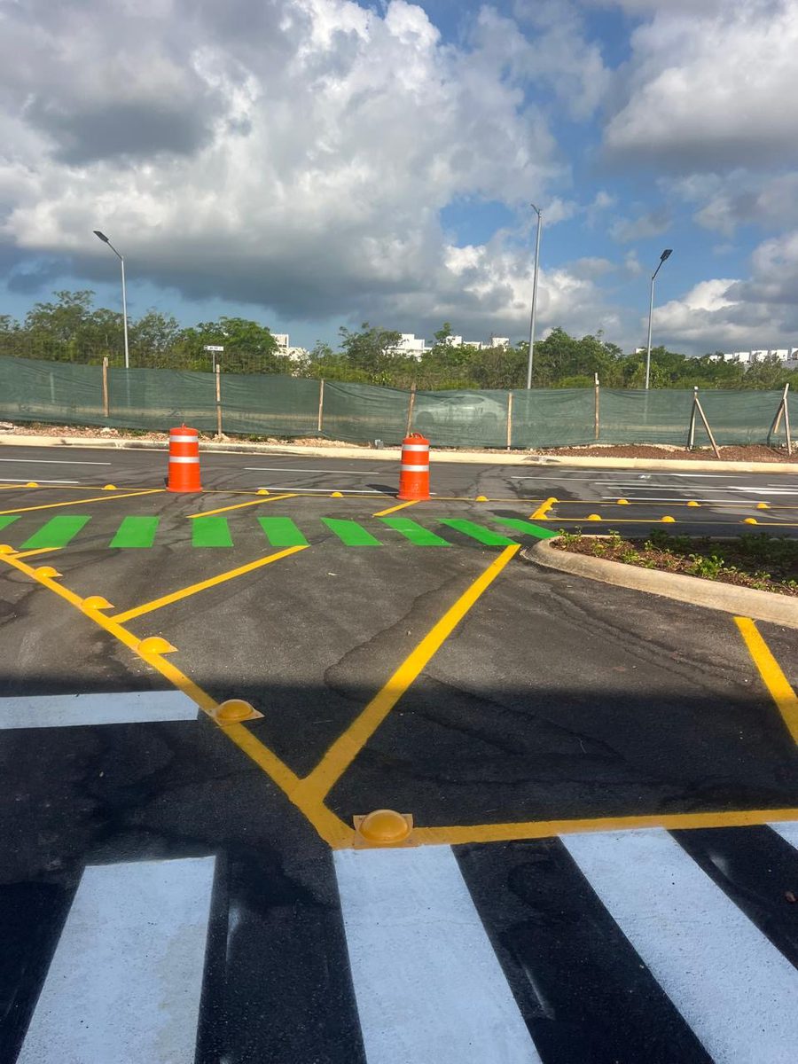 Aplicación de pintura vial en estacionamiento